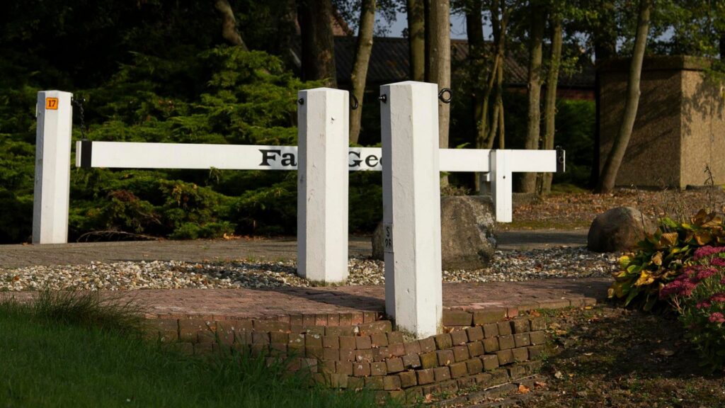 erfingang met dampalen en slagboom