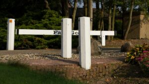 erfingang met dampalen en slagboom