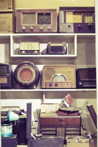een verzameling oude radio's