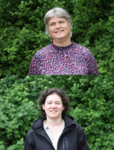 De twee erfgoedcoaches, Jantien en Emma voor een achtergrond van bladeren